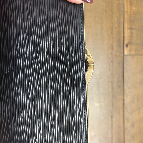 Excellent Pre-Owned Louis Vuitton Epi Wallet - Picture 9 of 12
